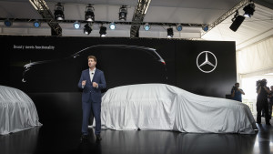 Ola Källenius with Roger Federer presenting the new  E-Class Estate and the new Mercedes-AMG E 43 4MATIC Estate at the ceremony.