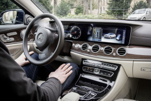 Mercedes-Benz Remote Park-Pilot: Um Parkvorgänge zu erleichtern, bietet die Mercedes-Benz E-Klasse als Sonderausstattung drei Varianten von Park-Assistenten: den Park-Pilot - optional mit 360° Kamera - sowie den neuen Remote Park-Pilot.