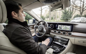 Mercedes-Benz Remote Park-Pilot: Um Parkvorgänge zu erleichtern, bietet die Mercedes-Benz E-Klasse als Sonderausstattung drei Varianten von Park-Assistenten: den Park-Pilot - optional mit 360° Kamera - sowie den neuen Remote Park-Pilot.
