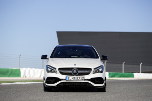 Mercedes-AMG CLA 45  Coupé (C117) 2016. Exterieur: diamantweiß, AMG Aerodynamic-Paket; Interieur: schwarz, Performance Sitze; Kraftstoffverbrauch (l/100 km) innerorts/außerorts/kombiniert:  9,2/5,6/6,9, CO2-Emissionen kombiniert: 162 g/km