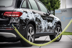The next generation Mercedes-Benz fuel cell electric vehicle: Mercedes-Benz GLC F-CELL prototype. Not only can the GLC F-CELL be refuelled with hydrogen in under three minutes at an appropriate filling station: convenient external charging of its high-voltage battery is also possible.