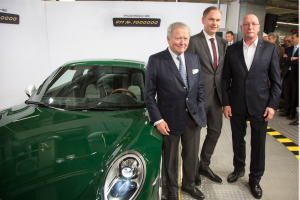 Dr. Wolfgang Porsche, Chairman of the Supervisory Board Porsche AG, Oliver Blume, Chairman of the Executive Board Porsche AG and Uwe Hück, Chairman of the Group Works Council Porsche AG (left to right) with the one-millionth Porsche 911
