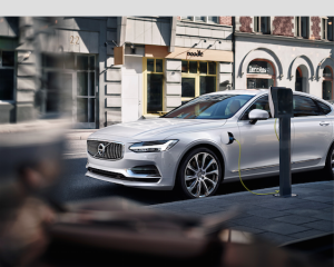 Twin-engine T8 Volvo S90  at a charging station 