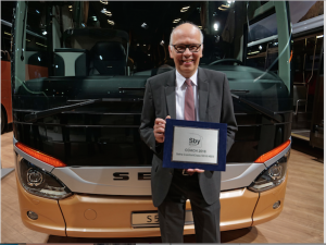 Head of Marketing, Sales and Customer Services, Daimler Buses, Ulrich Bastert, with the "Sustainable Bus Award 2018", which Setra received for the S 516 HD/2